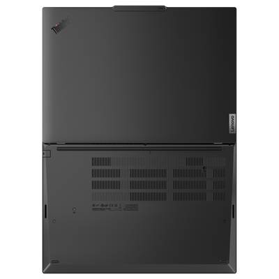 Rückansicht eines geschlossenen schwarzen Laptops mit Belüftungsgittern und Lenovo-Branding.