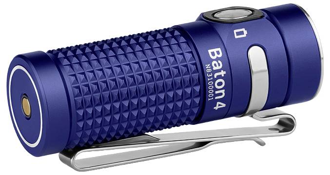 Eine kompakte, blaue Taschenlampe mit strukturiertem Griff und silberner Taschenklemme, mit der Bezeichnung "Baton 4", liegt auf ihrer Seite.