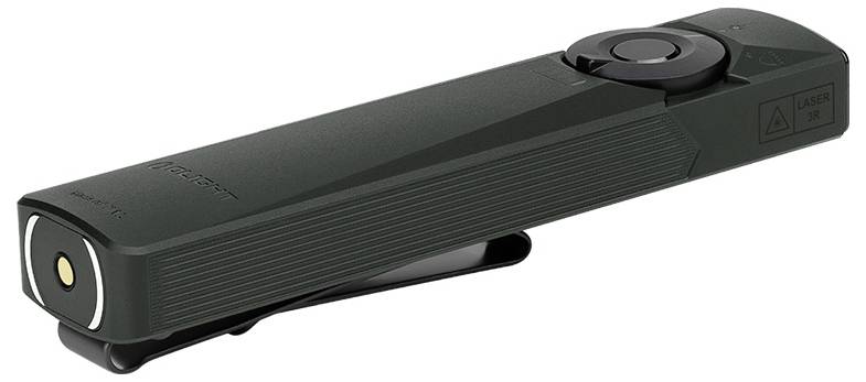 Eine schwarze, zylindrische Taschenlampe, die mit einer blauen Stromquelle verbunden ist, mit dem sichtbaren Markennamen „OLIGHT".