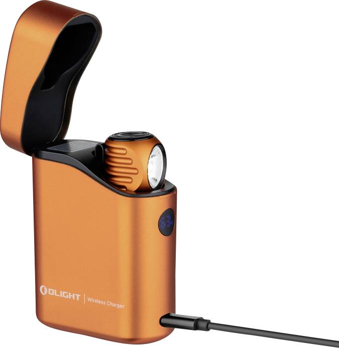 'Schwarzes und orangefarbenes Olight-Ladegerät mit Flashlight im Inneren, Deckel offen, Kabel angebracht.'
