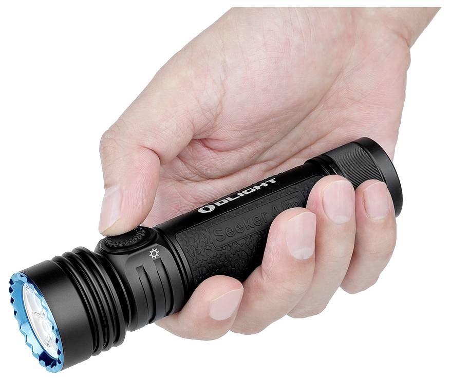 Eine Hand hält eine schwarze Taschenlampe mit einer blaugetönten Fassung, auf der eine Markenbezeichnung und eine Seitentaste zu sehen sind. Die Taschenlampe ist zylindrisch und kompakt.