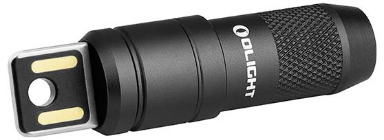 Eine kleine schwarze Taschenlampe mit USB-Anschluss, mit "OLIGHT"-Branding an der Seite, konzipiert für Portabilität und bequemes Aufladen.