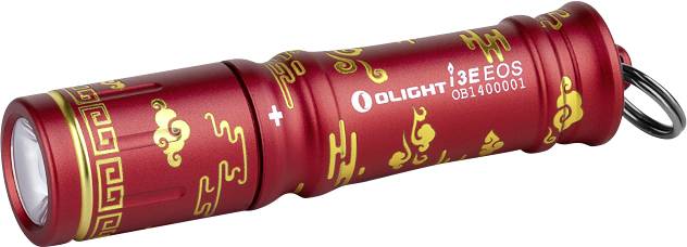Eine rote Taschenlampe mit goldenen Verzierungsmuster und schwarzem Schlüsselring, Marke 'OLIGHT i3E EOS'.