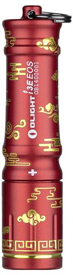 Eine rote Taschenlampe mit goldenen Verzierungen und dem Text „Olight I3E EOS" auf der Seite, der das Modell und den Hersteller anzeigt.