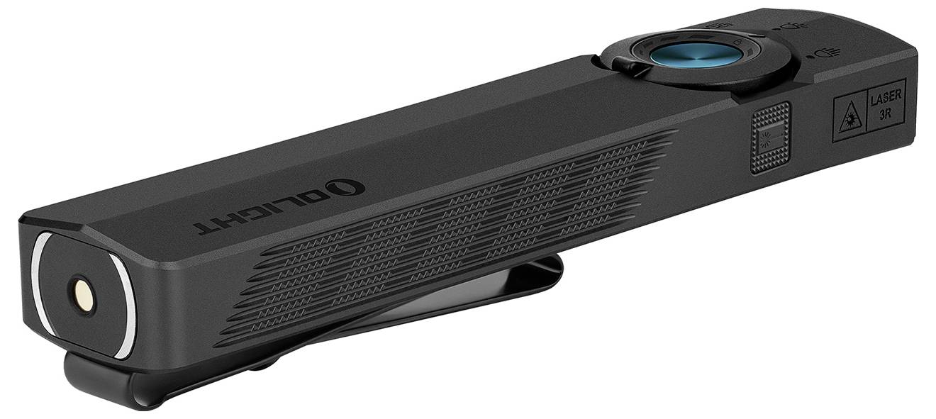 Ein schwarzes, rechteckiges tragbares Gerät mit einem blauen runden Knopf und einer Taschen­clip, gekennzeichnet mit der Marke „Olight" und einem Laser­warn­schild.