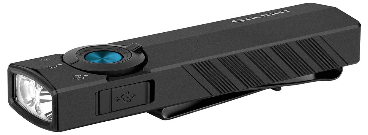 Eine schwarze, rechteckige Taschenlampe mit Seitenclip, mit einem blauen runden Knopf oben und einer LED-Leuchte an der Vorderseite.