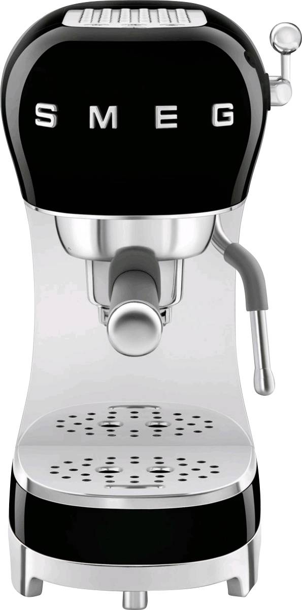 Schwarze SMEG-Espressomaschine mit silbernen Details. Enthält Siebträger, Abtropfgitter und Milchaufschäumdüse. Retro-Design.