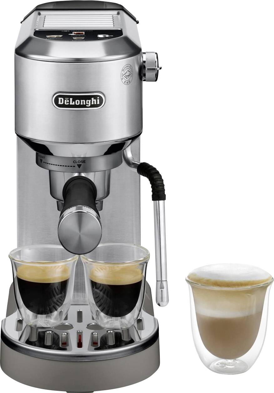 Silberne Espressomaschine mit zwei Gläsern Espresso, daneben ein Glas Cappuccino.