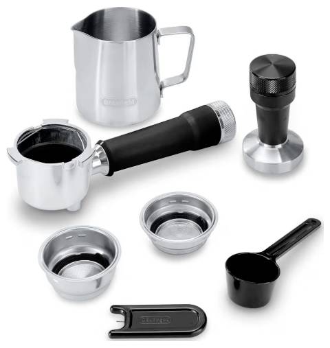 Ein Set von Espressozubehör bestehend aus Milchkännchen, Tamper, Siebträger, zwei Siebeinsätzen, Messlöffel und Reinigungstool.