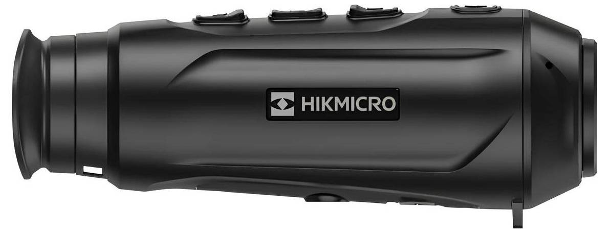Ein schwarzes tragbares Wärmebild-Monokular mit Linse, Tasten und „HIKMICRO"-Branding auf der Seite.