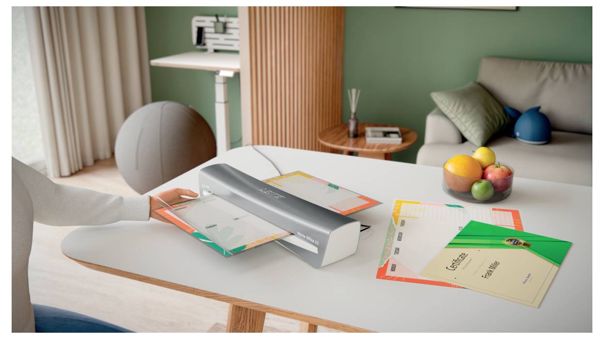Eine Person benutzt ein Laminiergerät auf einem Tisch mit verschiedenen Dokumenten und einer Obstschale in einem Zimmer mit einem Sofa und einer grünen Wand.