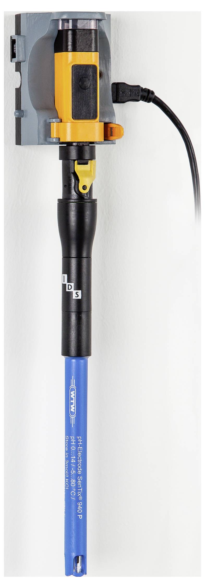 Ein tragbares Elektrowerkzeug, das auf einer Wandsteckdose montiert ist, mit einem blauen Kabel, das nach unten verläuft, und Einstellungen, die mit „1", „2", „3" gekennzeichnet sind.