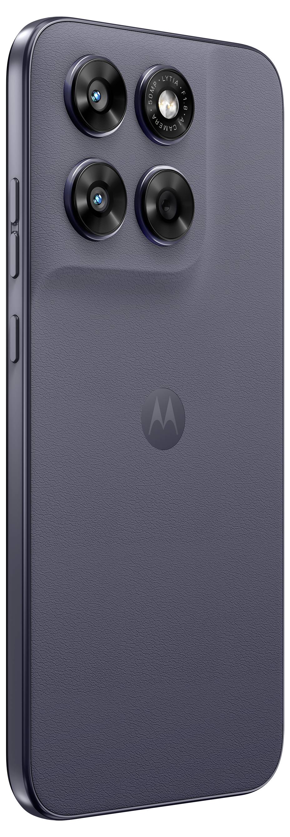 Ein elegantes Smartphone mit matter Oberfläche, das auf der Rückseite ein Quad-Kamera-System und das Motorola-Logo in der Mitte aufweist.