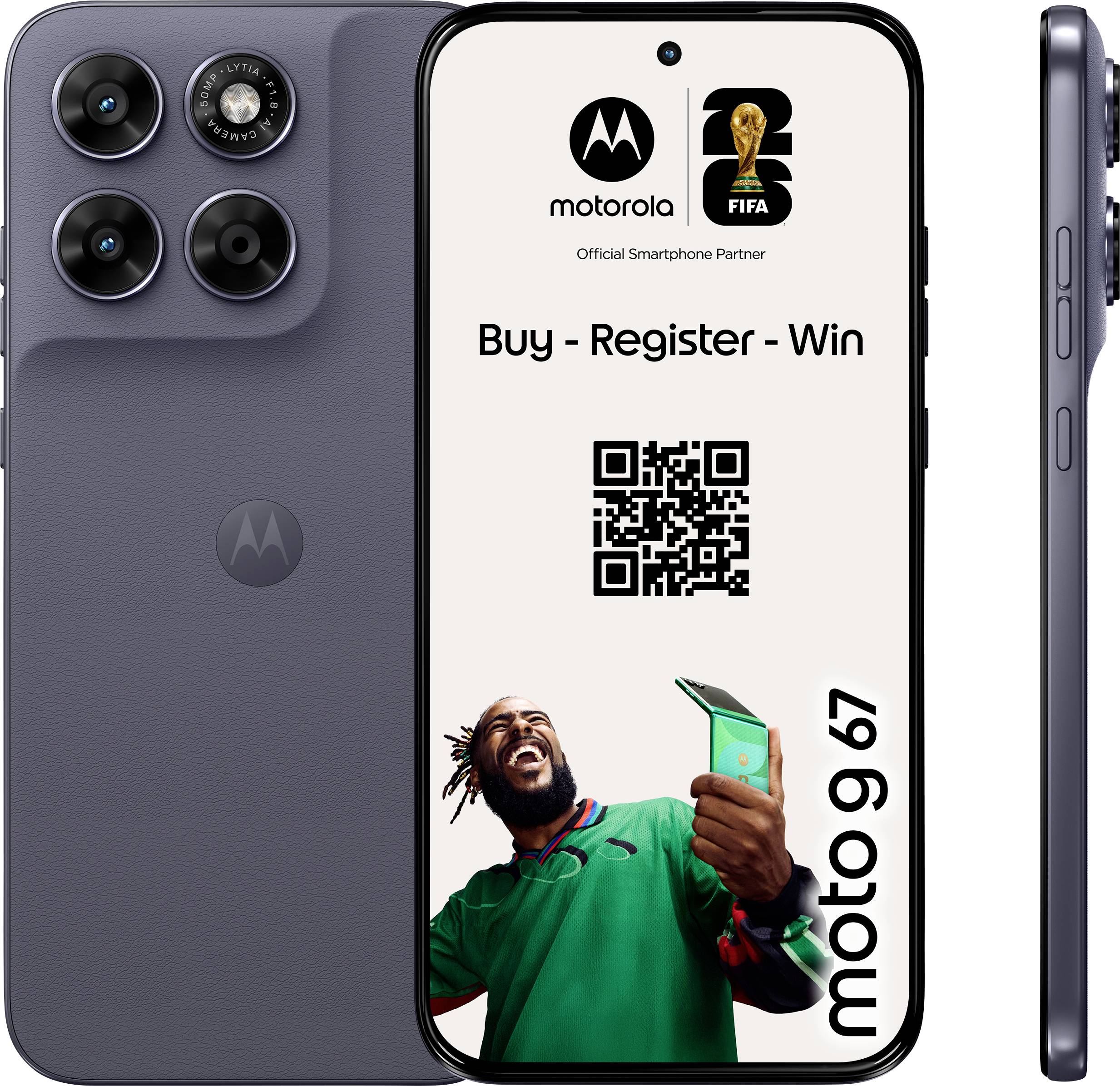 „Motorola Moto G67 Smartphone Vorder- und Rückansicht mit FIFA-Branding und einem QR-Code. Der Text bewirbt ‚Kaufen - Registrieren - Gewinnen'."
