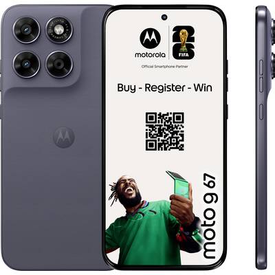 „Motorola Moto G67 Smartphone Vorder- und Rückansicht mit FIFA-Branding und einem QR-Code. Der Text bewirbt ‚Kaufen - Registrieren - Gewinnen'."