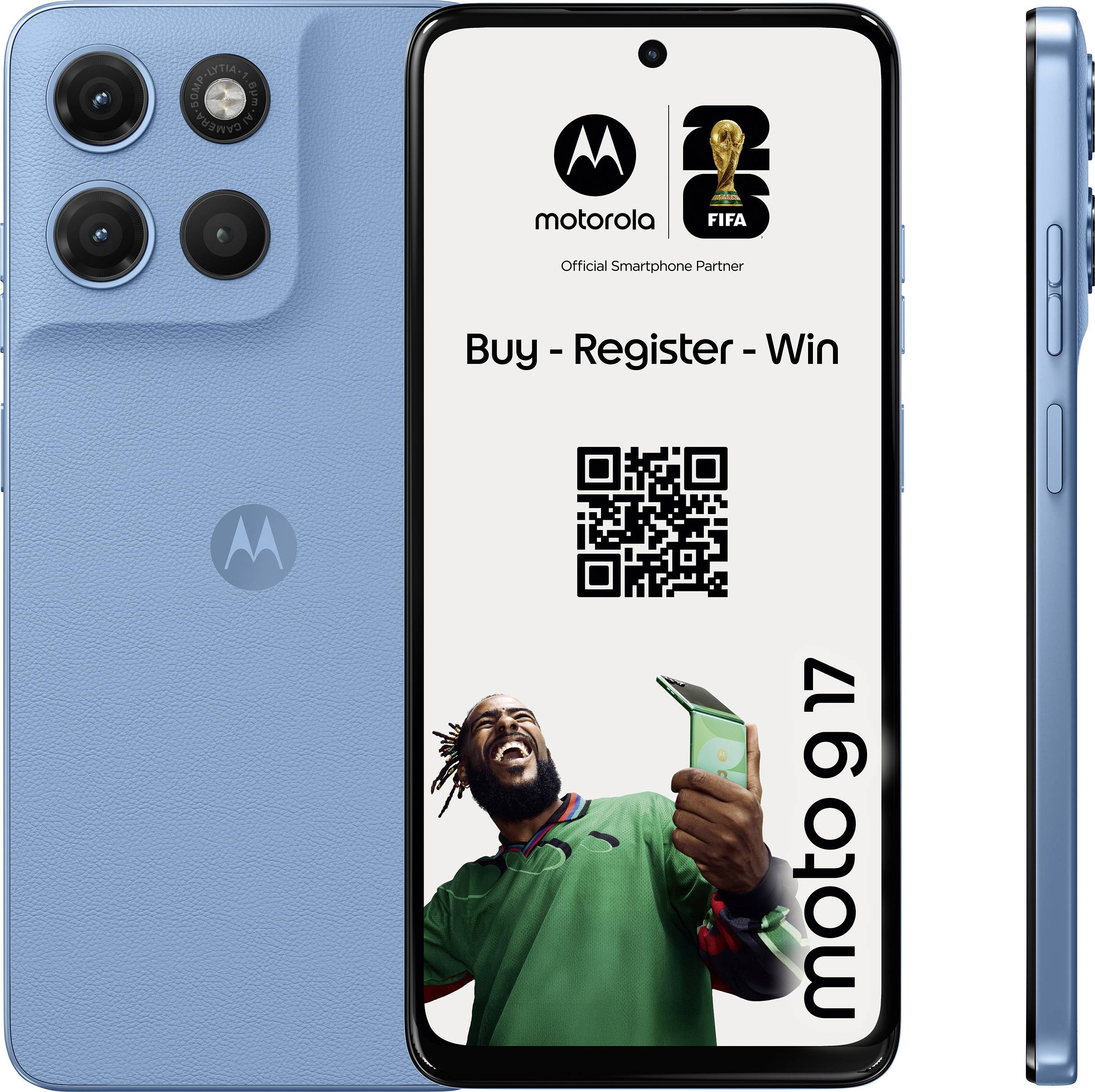 Ein blaues Motorola Moto G17 Smartphone, das eine Werbeanzeige mit dem FIFA-Partnerschaftslogo und einem Mann, der ein grünes Telefon hält, anzeigt, mit dem Text „Kaufen – Registrieren – Gewinnen".