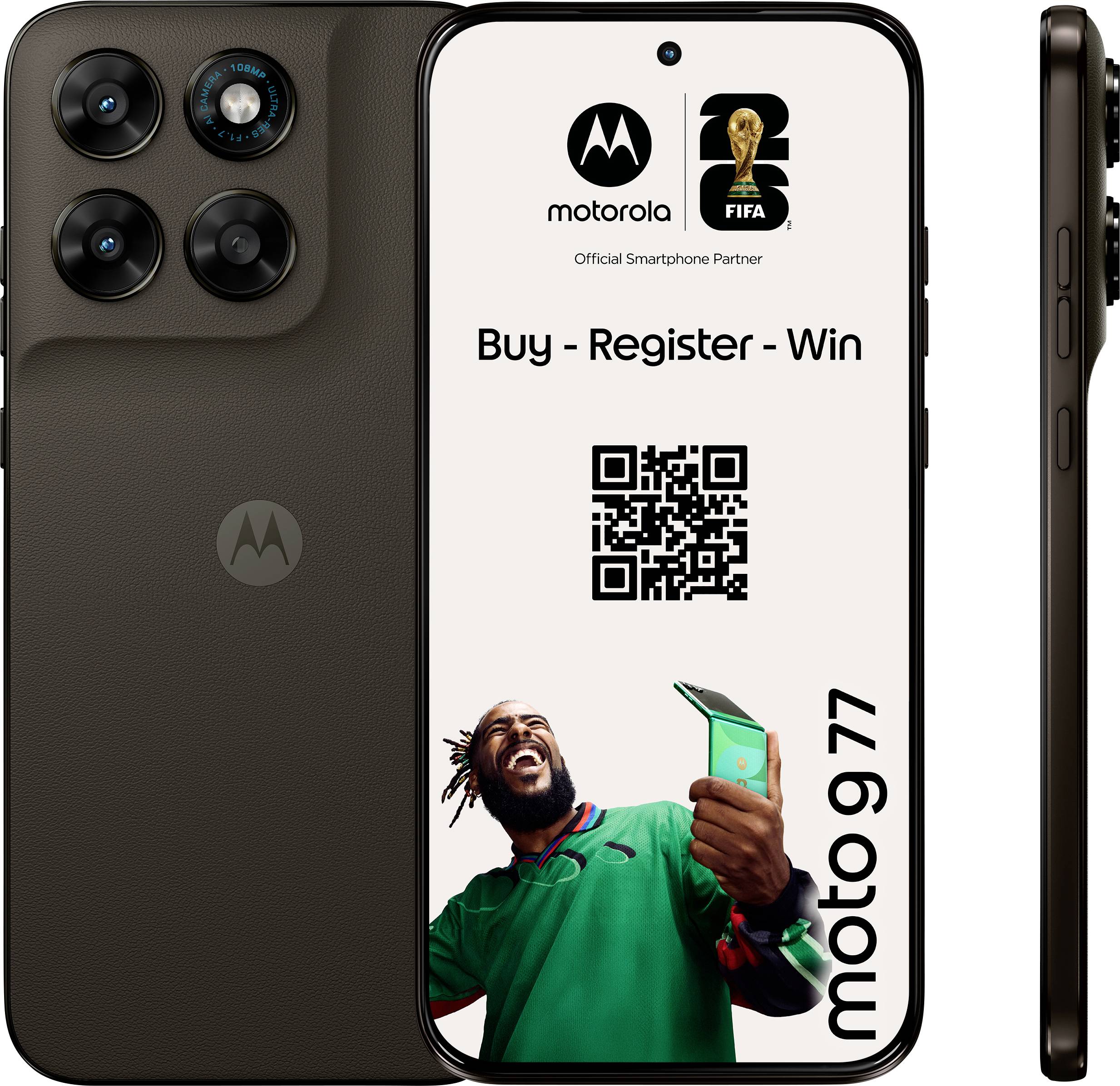 Das Bild zeigt ein Motorola Moto G77 Smartphone mit Werbung für FIFA, einem QR-Code und dem Text „Kaufen - Registrieren - Gewinnen". Eine Person hält das Telefon begeistert in der Hand.