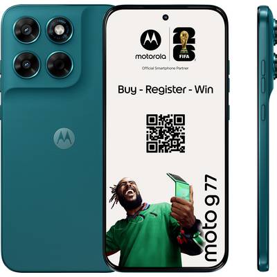 Türkisfarbenes Motorola Moto G77 Telefon mit dreifacher Rückkamera. Der Bildschirm zeigt eine FIFA-Partnerschaft, einen QR-Code und den Text „Kaufen - Registrieren - Gewinnen".