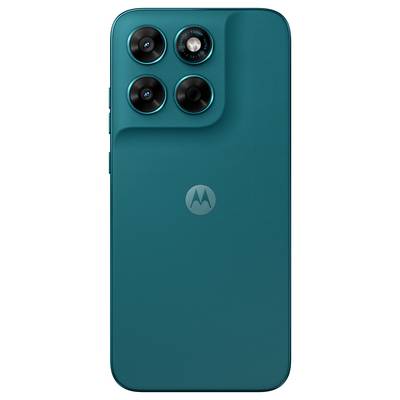 Ein Smartphone mit einer blau texturierten Rückseite, ausgestattet mit einem Drei-Linsen-Kameraaufbau und einem Motorola-Logo in der Mitte.