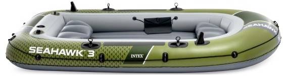 Grünes aufblasbares Schlauchboot mit der Bezeichnung „Seahawk 3" mit mehreren Luftkammern und Rudergabeln, ausgelegt für drei Passagiere.