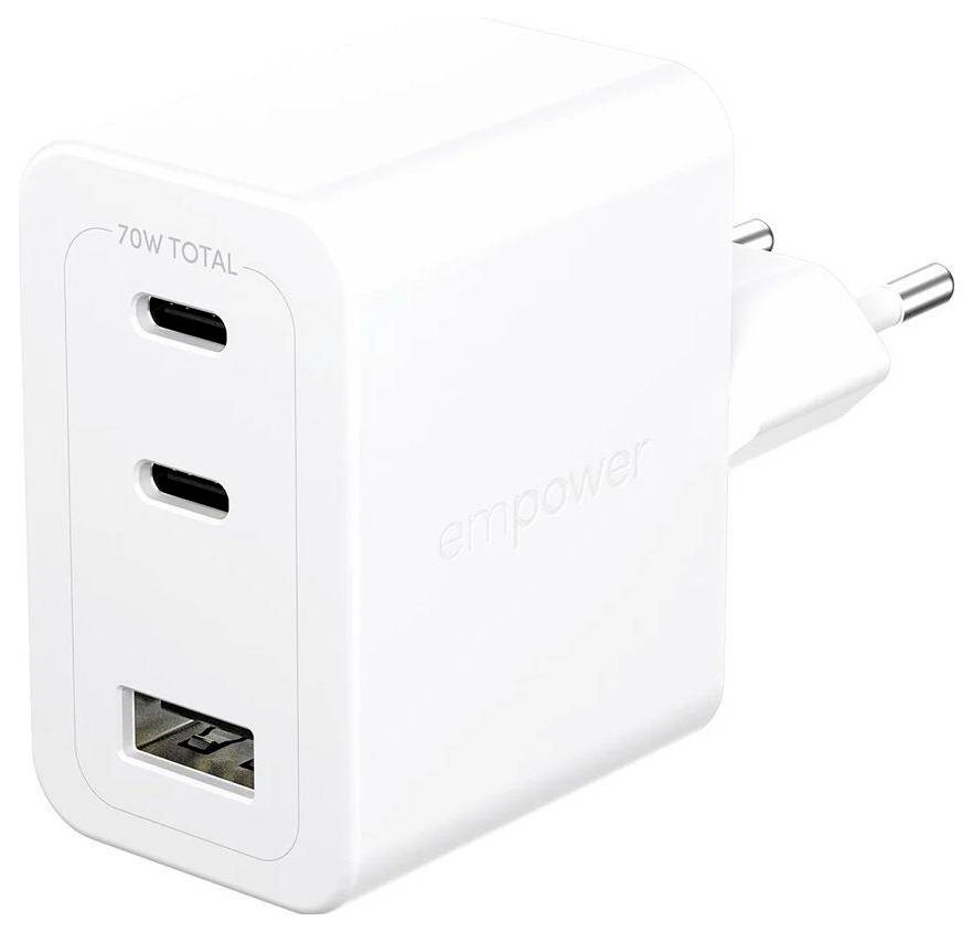 Ein weißer 70-W-Netzteil mit zwei USB-C-Anschlüssen und einem USB-A-Anschluss wird gezeigt, das zum Aufladen elektronischer Geräte konzipiert ist.