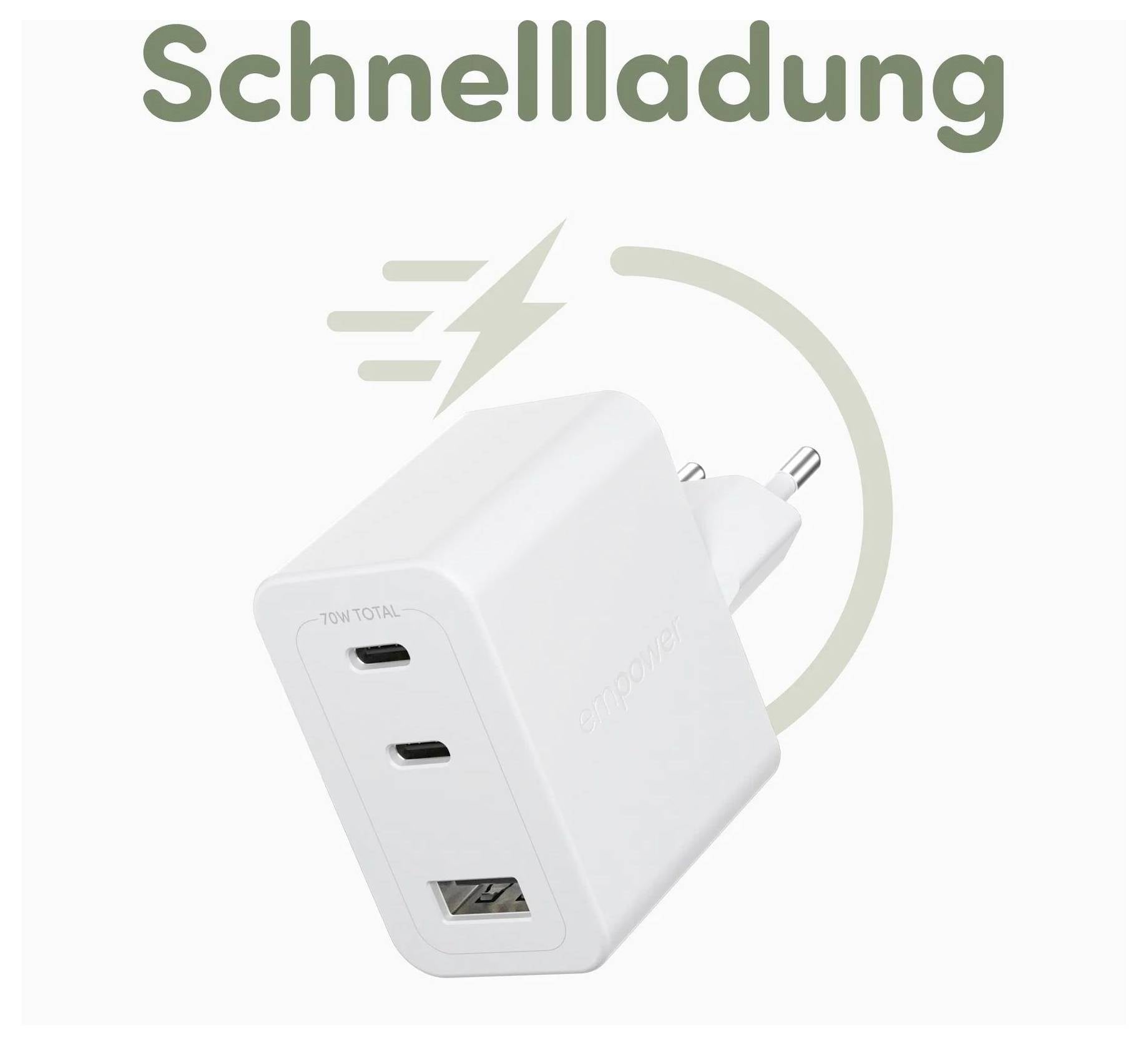 Ein weißes USB-Wandladegerät mit zwei USB-C-Anschlüssen und einem USB-A-Anschluss, beschriftet mit „Schnellladung", das Schnellladefähigkeit anzeigt.