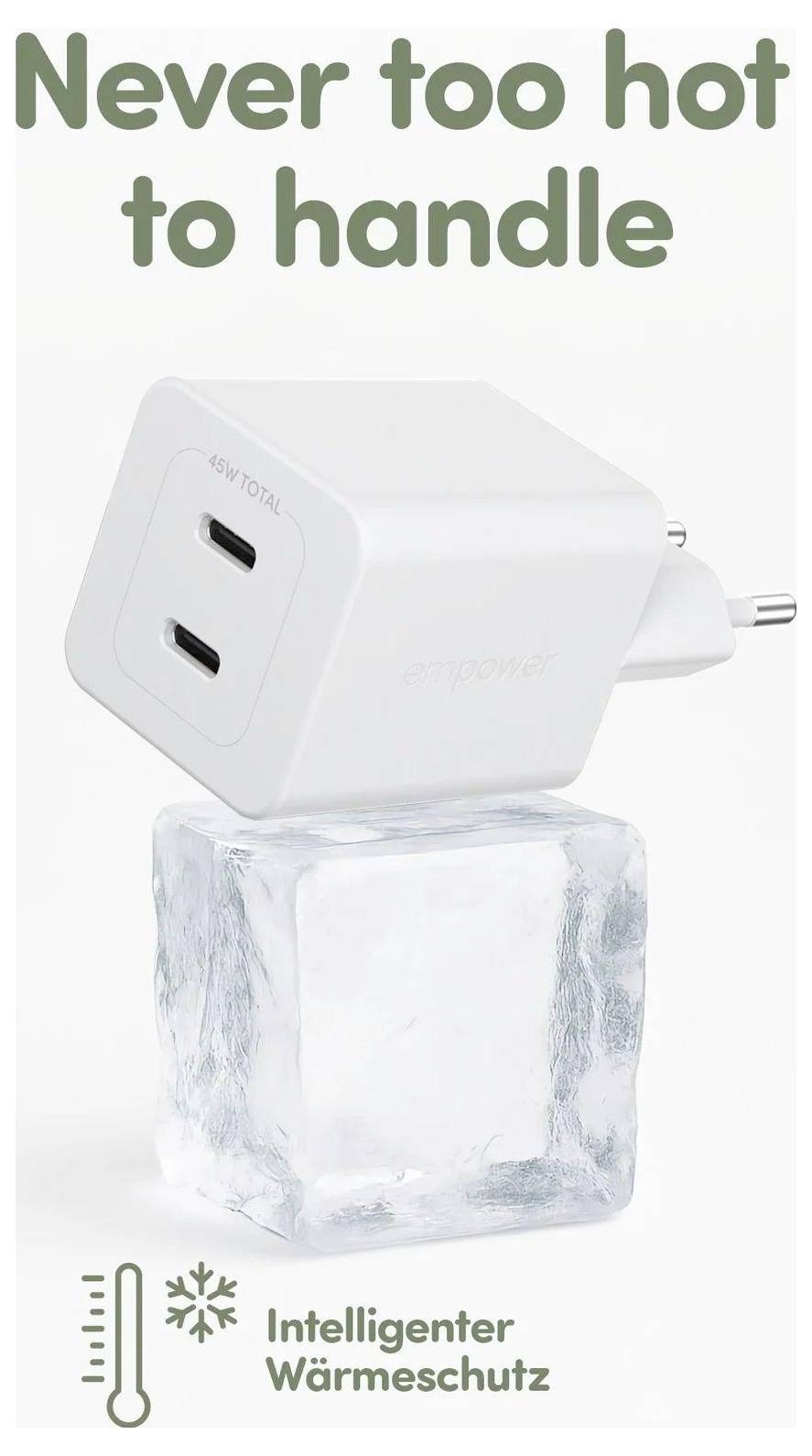 Ein weißer Stromadapter auf einem Eiswürfel mit dem Text „Never too hot to handle" und „Intelligenter Wärmeschutz", was Wärmeschutz andeutet.
