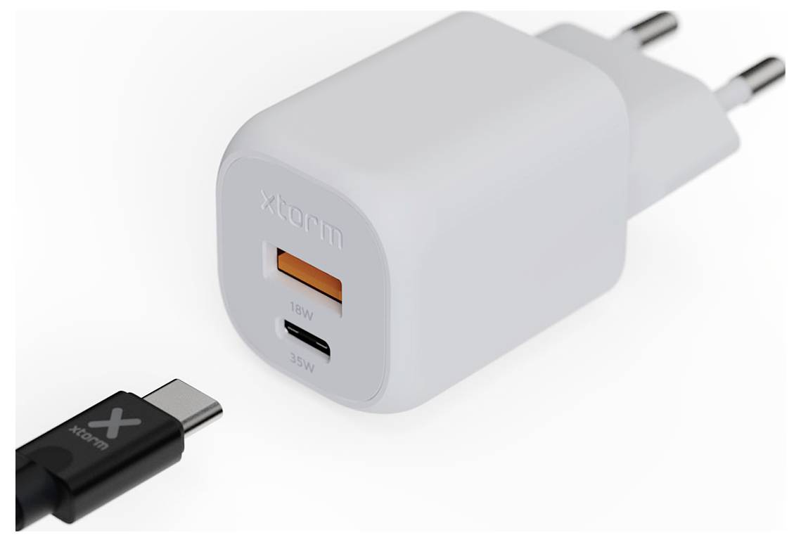 Ein weißer USB-Stromanschluss mit zwei Anschlüssen und USB-C-Stecker. Der Adapter verfügt über einen orangefarbenen USB-Anschluss mit 18W und einen schwarzen USB-C-Anschluss mit 35W.