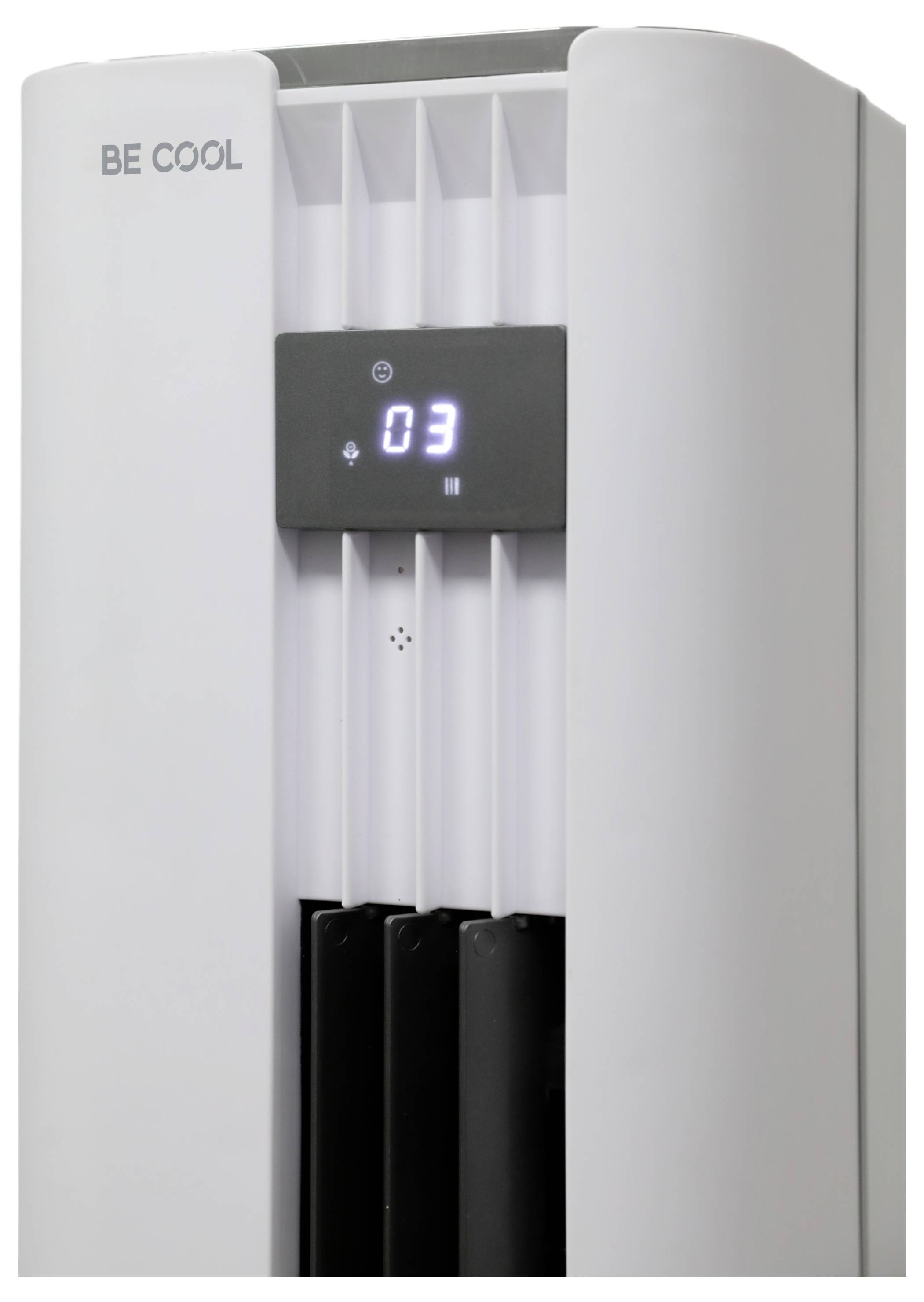 Tragbares, elegantes Klimagerät in Weiß mit digitaler Anzeige, die 03 anzeigt. Markenname „BE COOL" oben. Lüftungsschlitze teilweise sichtbar.