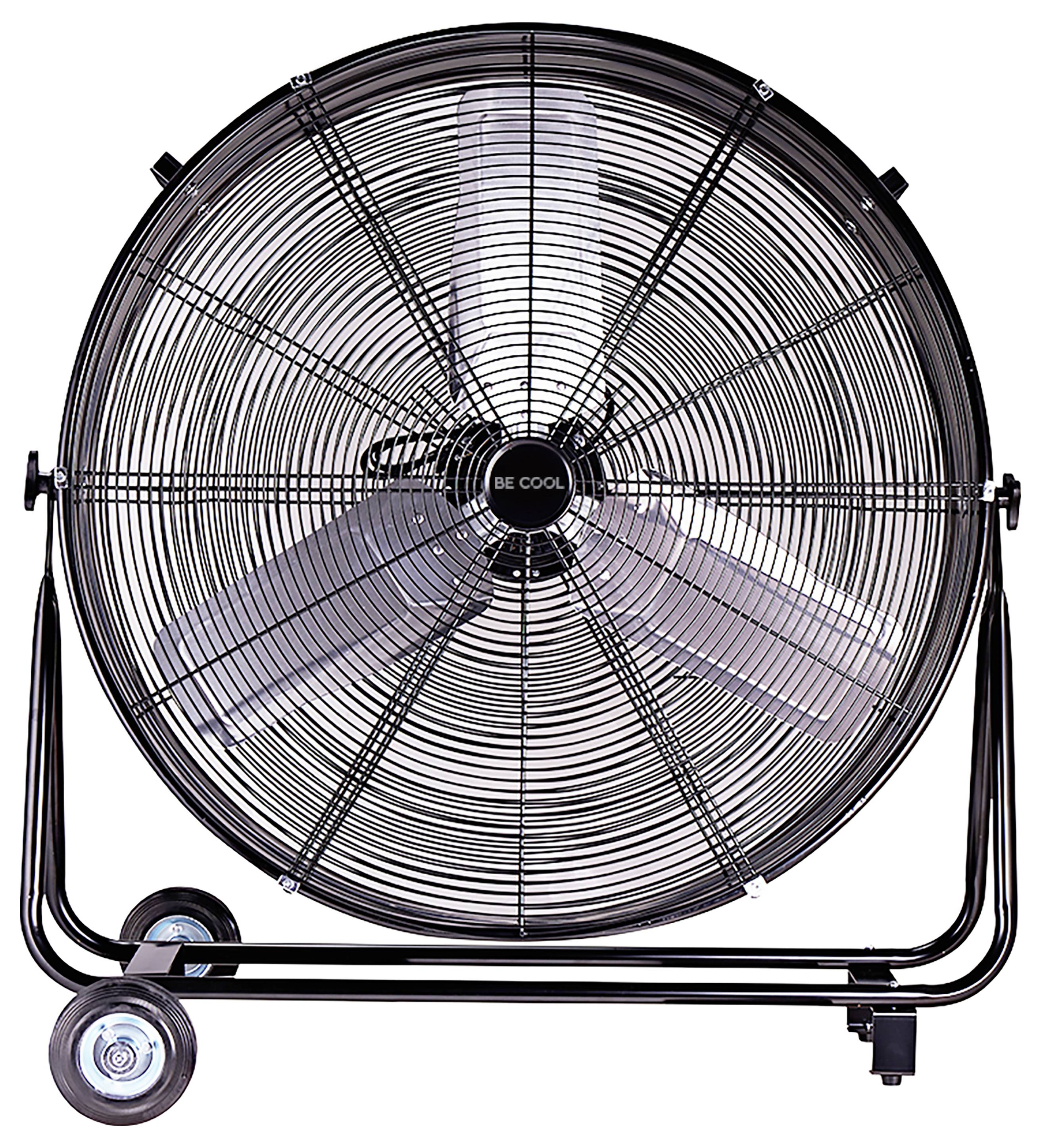 Ein großer, industrieller Standventilator mit drei Metallblättern und einem Schutzgitter aus Draht, mit der Beschriftung „Be Cool", auf einem fahrbaren Ständer.