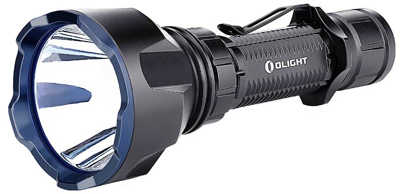 Eine kompakte schwarze Taschenlampe mit strukturierter Griffoberfläche, blauer Linsenfa­ssung und mit der Marke „Olight" auf der Seite, ausgestattet mit einer Seitenklammer.