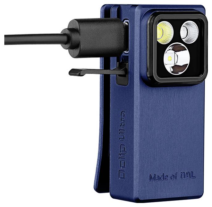 'Eine kompakte blaue Taschenlampe mit mehreren LED-Leuchten, einem Clip und einem angebrachten Ladekabel, beschriftet mit „Olight iClip Ultra" und „Hergestellt aus iML".'