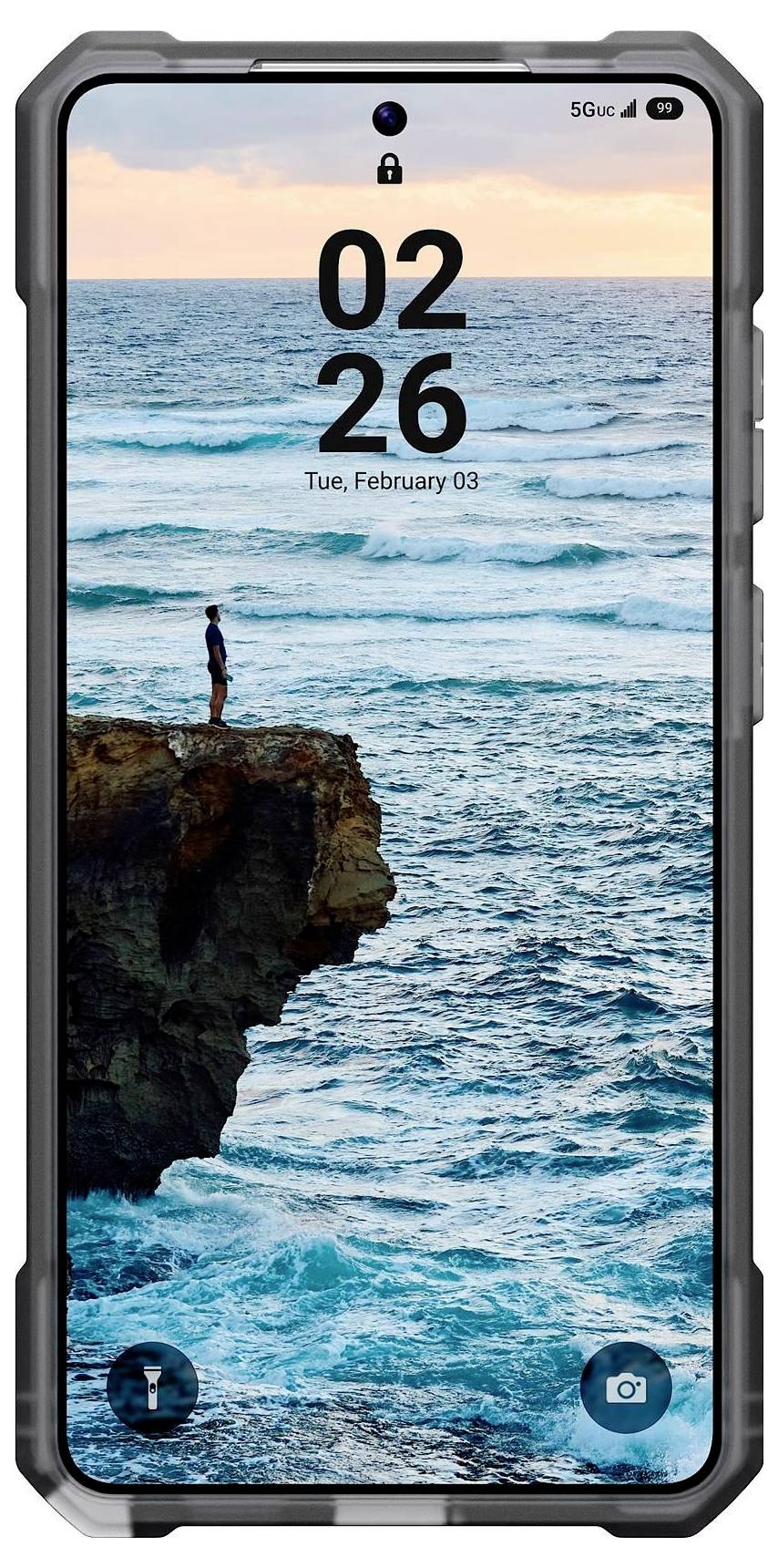 Eine Person steht auf einer Klippe und blickt auf einen weiten, wellenbewegten Ozean unter einem lebendigen Himmel bei Sonnenuntergang. Das Bild wird auf einem Smartphone-Bildschirm angezeigt.