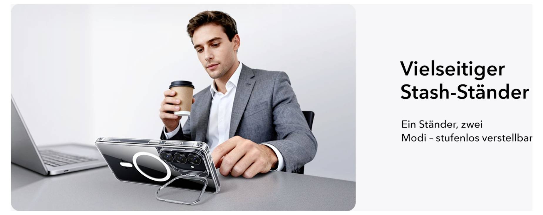 Mann im Anzug hält einen Kaffeebecher und bedient ein Smartphone in einem Ständer. Text: 'Vielseitiger Stash-Ständer - Ein Ständer, zwei Modi - stufenlos verstellbar'.