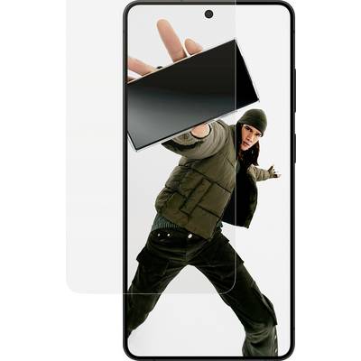 Eine Person in einer dynamischen Pose hält ein Smartphone zur Kamera hin, was einen Fokus auf Mobilgerätefotografie oder Videografie suggeriert.