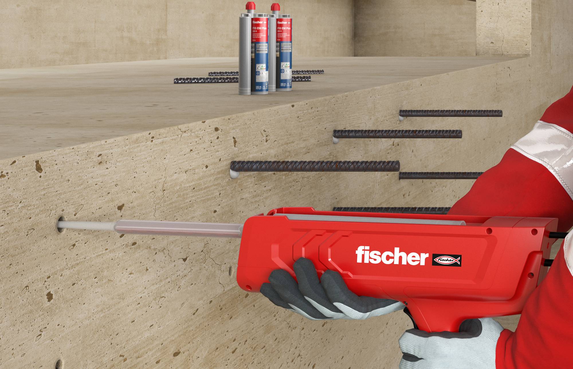 Arbeiter mit einer roten Fischer-Injektionspistole, der gebohrte Löcher im Beton mit Haftungsklebstoff füllt; Klebstoffkartuschen stehen auf der darüber liegenden Platte.