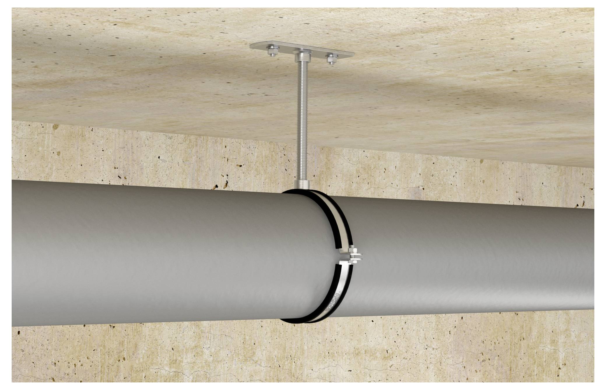 Ein metallisches Rohr ist an einer Betondecke mit einer Metallklemme und Halterungswinkel befestigt und zeigt Einzelheiten der Industriebauweise.