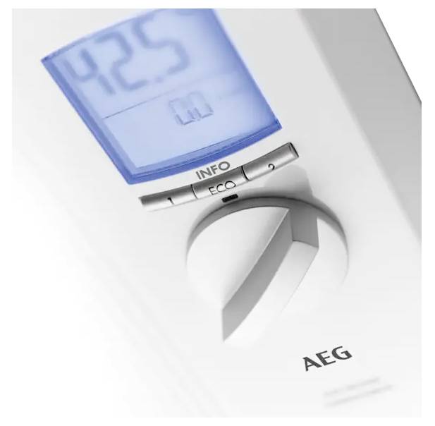 Ein weißes digitales Thermostat mit der Anzeige „42,5" auf einem beleuchteten Bildschirm mit einem Drehregler darunter, beschriftet mit „INFO" und „ECO" und dem Markennamen „AEG".