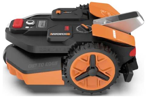 Ein orange-schwarzer Rasenmäher-Roboter mit großen Rädern und der Aufschrift „Cut to Edge" auf der Seite, entworfen für automatisierte Rasenmäherarbeit.