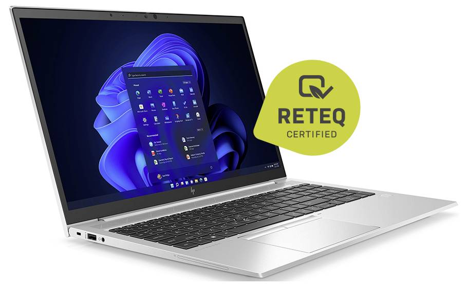 Ein silberner Laptop mit Windows-Oberfläche auf dem Bildschirm, mit Symbolen und Taskleiste. Ein gelbes Abzeichen mit der Aufschrift „RETEQ Certified" befindet sich neben dem Laptop.