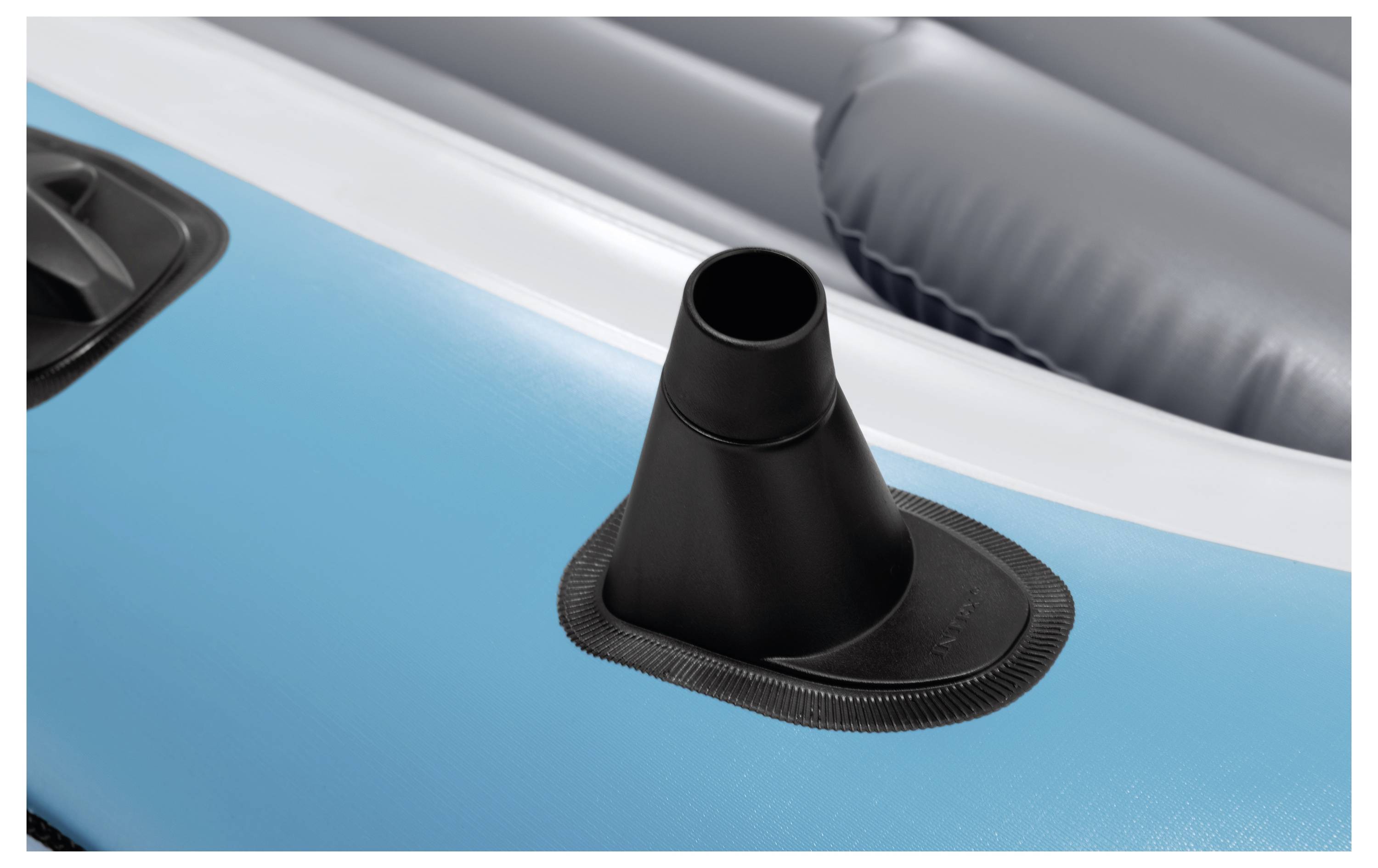 Aufblasbares Ventil auf blauem und grauem Schlauchboot, verwendet für manuelle Luftaufblasung und Entlüftung.