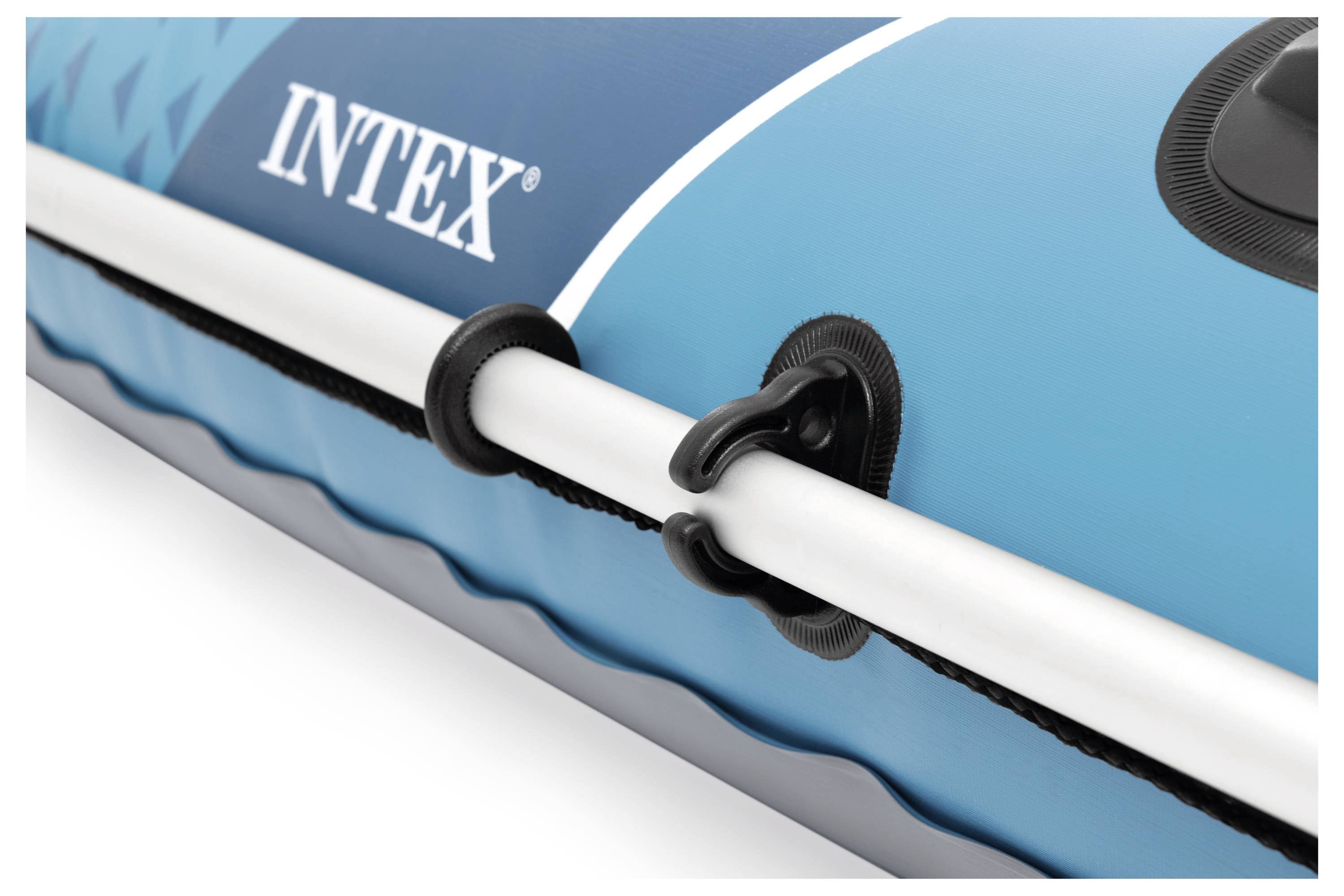 Eine Nahaufnahme eines blauen aufblasbaren Floßes, das ein weißes Seil zeigt, das durch schwarze Schlaufen gezogen ist, mit dem Wort "Intex" in Weiß gedruckt.