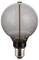 Eine runde, klare Glühbirne mit einem sichtbaren Glühfaden steht aufrecht auf weißem Hintergrund.