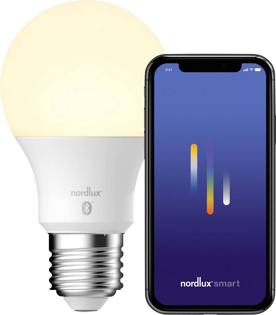 Eine leuchtende LED-Glühbirne mit der Aufschrift "nordlux" und ein Smartphone, das den Bildschirm der App "nordlux smart" mit farbigen vertikalen Balken anzeigt, was auf die Steuerung intelligenter Glühbirnen hindeutet.