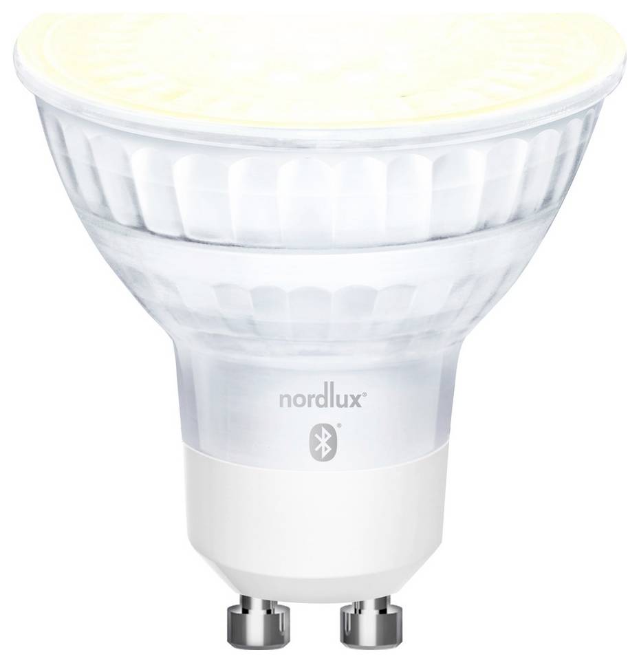 Eine Nahaufnahme einer LED-Glühbirne mit GU10-Sockel, kompatibel mit Bluetooth, Marke „nordlux".