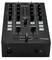 Ein schwarzer DJ-Mixer mit mehreren Knöpfen, Schiebereglern und Tasten, einschließlich Beschriftungen für Effekte wie „Chorus", „Reverb" und „Delay".