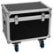 Schwarzer Flightcase mit Metallkanten, Scharnieren und Griffen, montiert auf vier blauen Lenkrollen, verwendet zum Lagern und Transportieren von Ausrüstung.