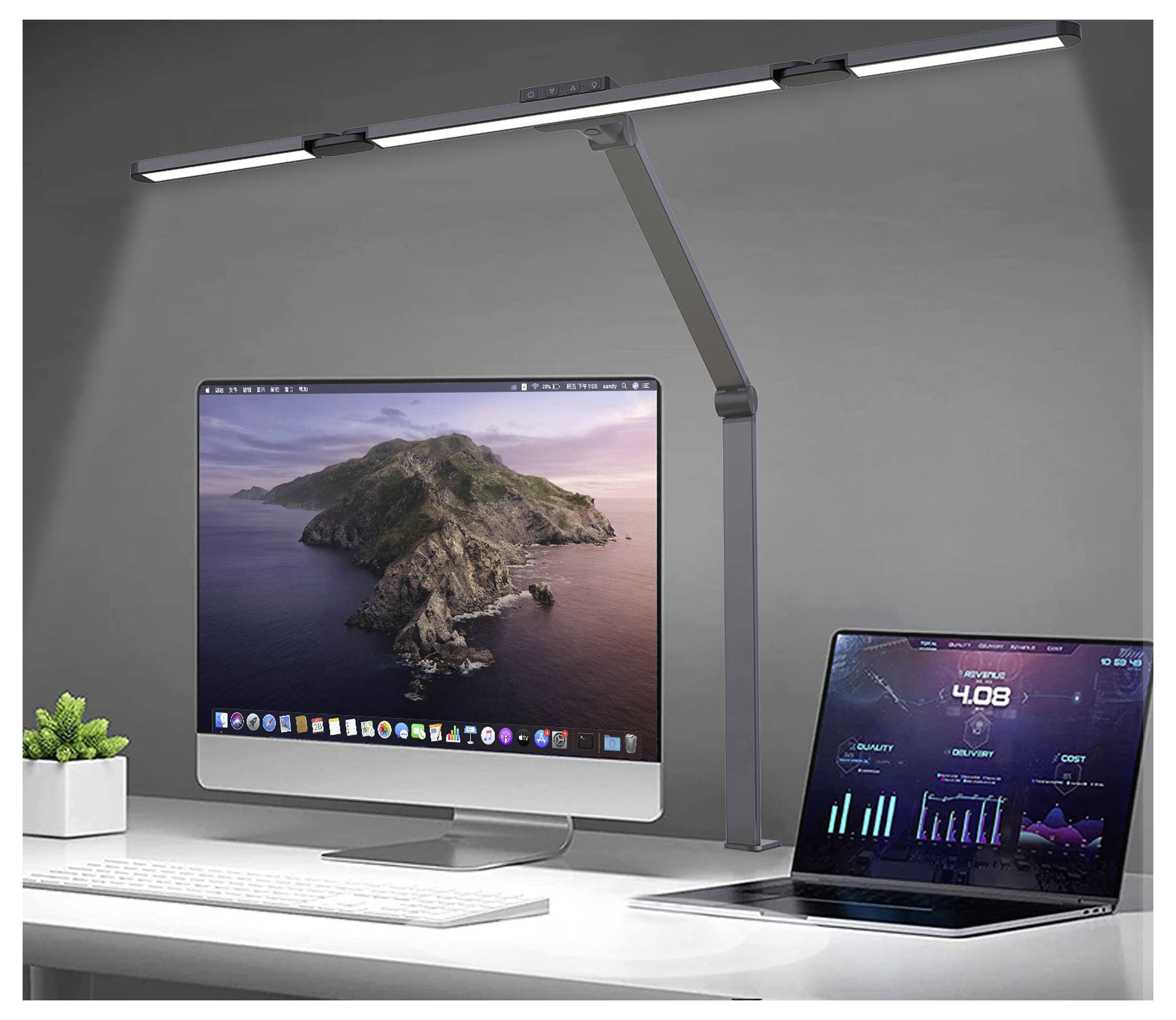 Modernes Schreibtischset-up mit einem iMac, MacBook, Tastatur, Pflanze und verstellbarer Deckenleuchte auf einem weißen Schreibtisch vor grauem Hintergrund.