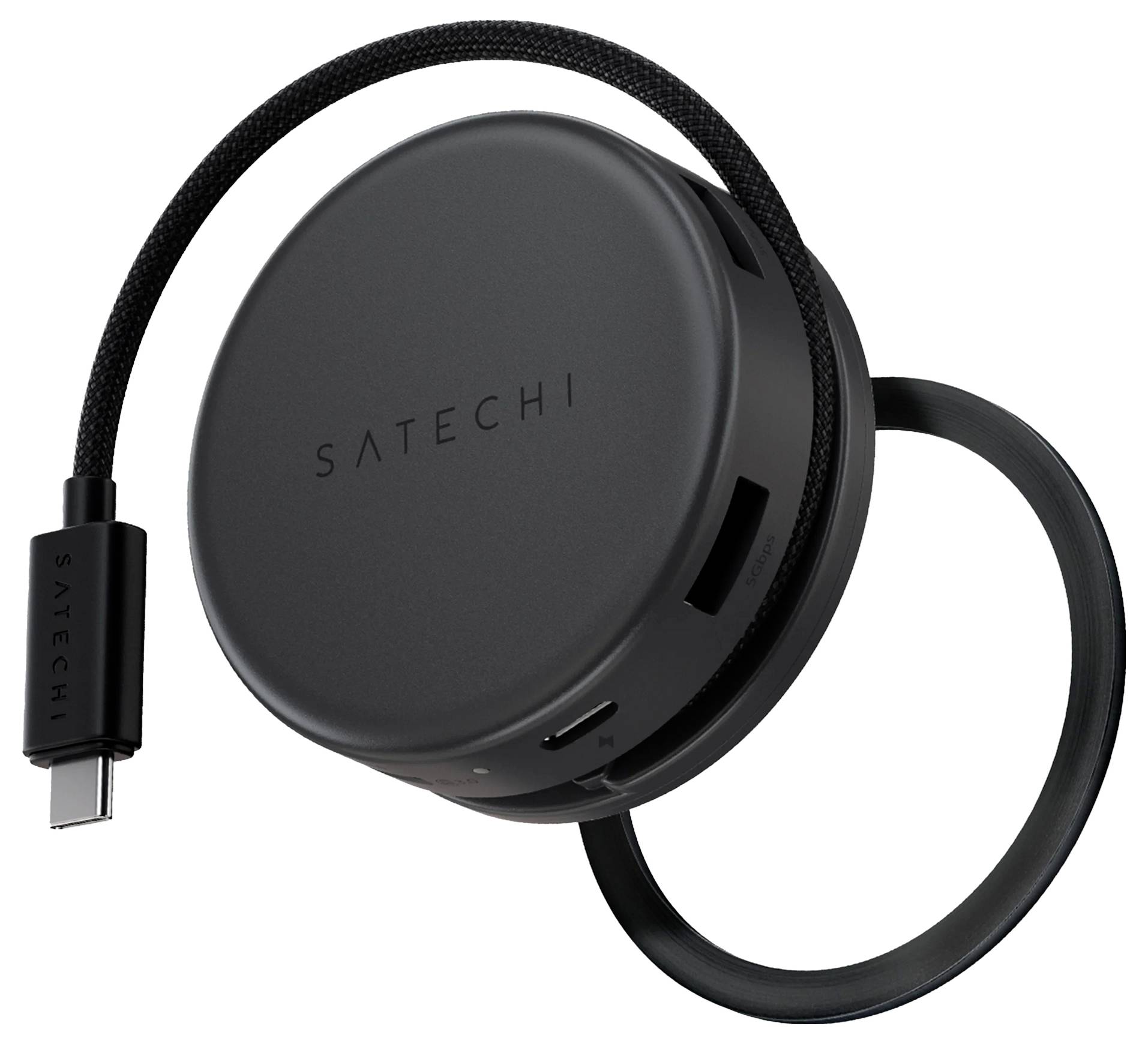 Ein rundes, schwarzes USB-C-Hub mit mehreren Anschlüssen, einschließlich USB und HDMI, mit der Marke „Satechi" und einem angebrachten geflochtenen Kabel.