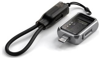 Ein USB-C-Adapter mit transparantem Gehäuse, das interne Komponenten zeigt, mit angebrachter schwarzer Schlaufe zum einfachen Tragen.